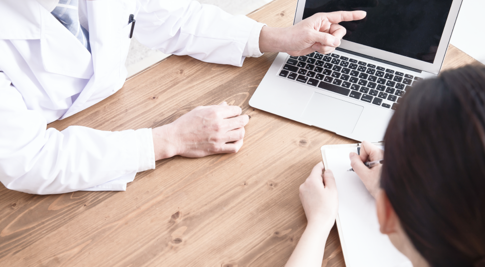 医療スタッフ同士が打ち合わせをしている