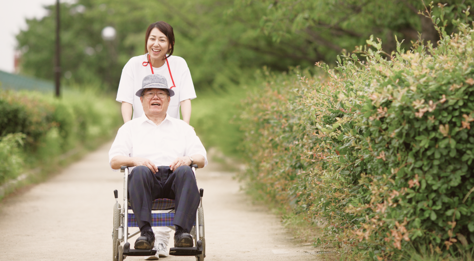 医療従事者と患者さんが外出をしている